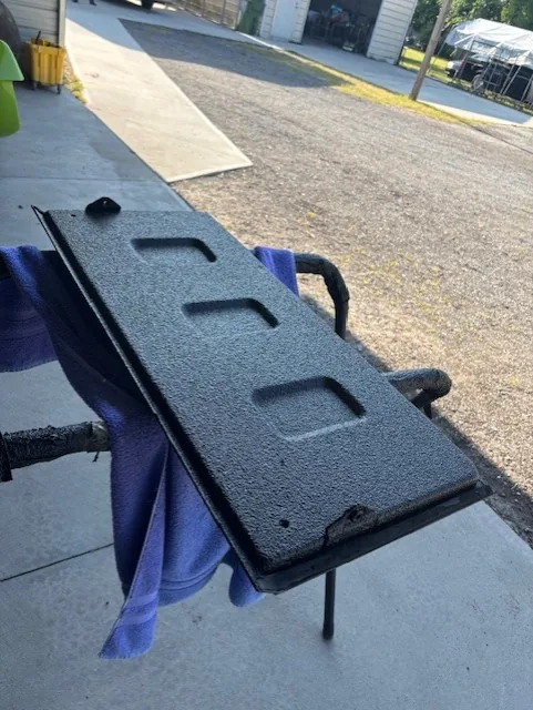 Tailgate component coated with textured liner